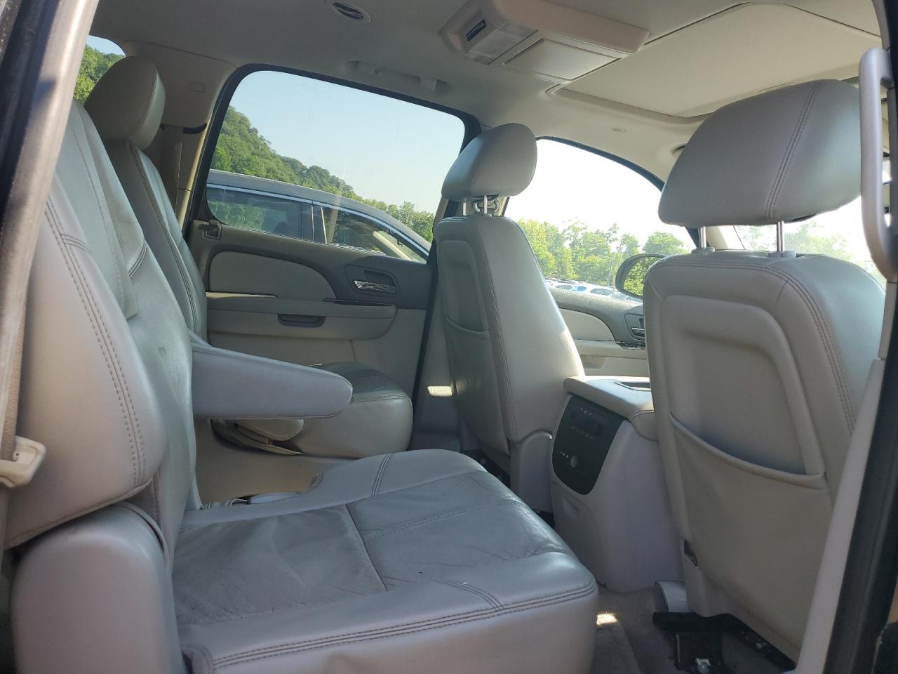 2011 Chevrolet Suburban K1500 Lt VIN: 1GNSKJE30BR370334 Lot: 65003225