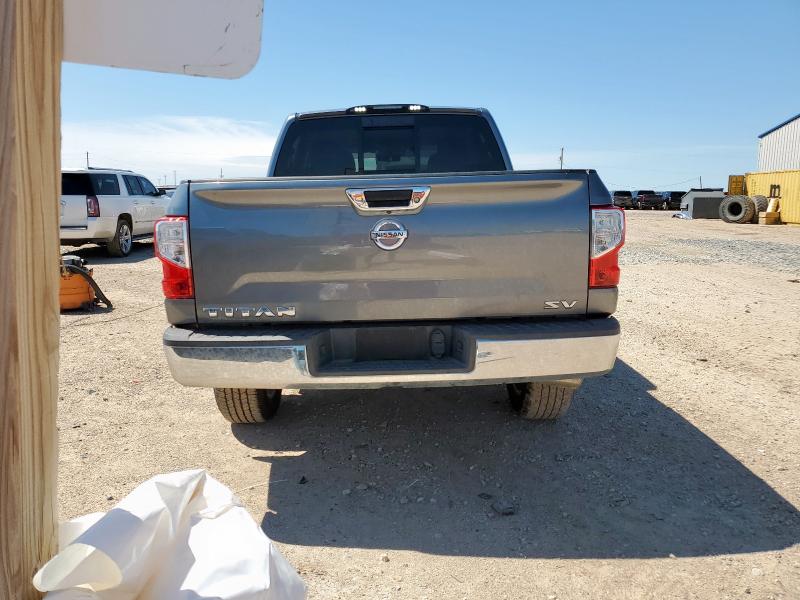  NISSAN TITAN 2018 Srebrny
