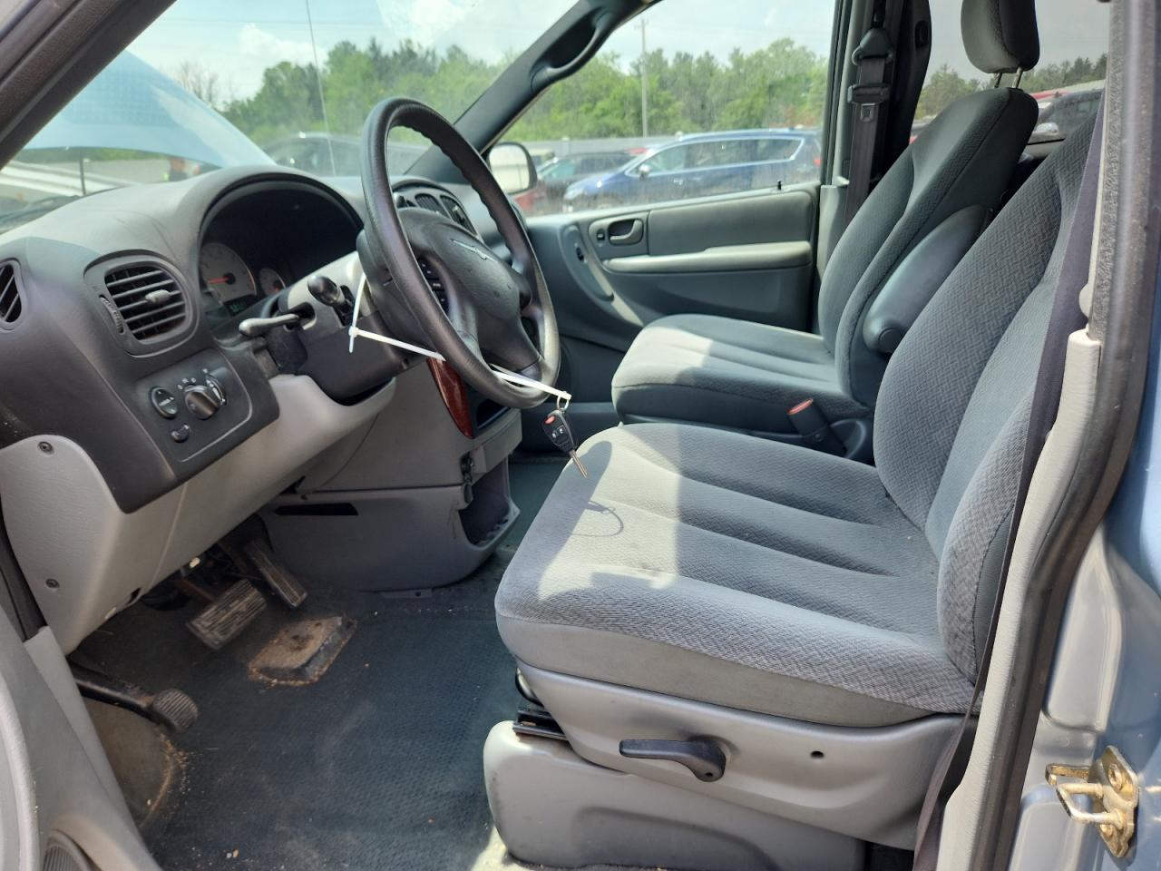 2005 Chrysler Town & Country Lx VIN: 2C4GP44R45R151088 Lot: 63684665