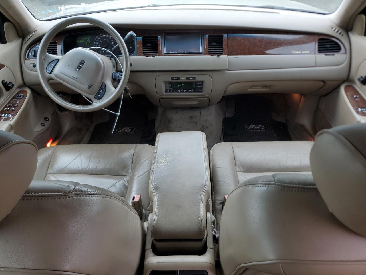 2001 Lincoln Town Car Executive VIN: 1LNHM81WX1Y703743 Lot: 64289515