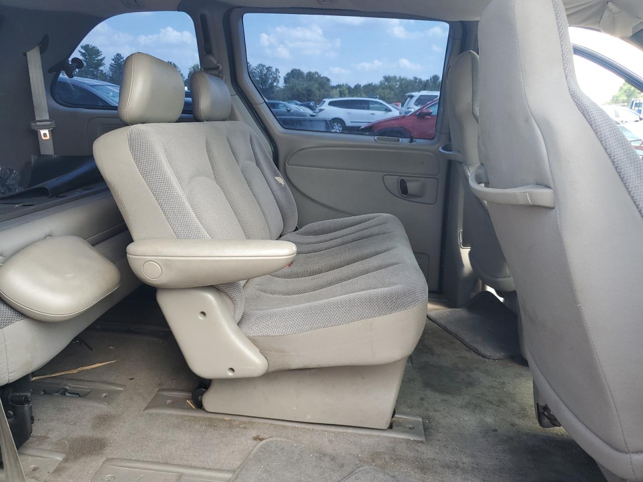 2001 Chrysler Voyager VIN: 1C4GJ25B31B137117 Lot: 64431805