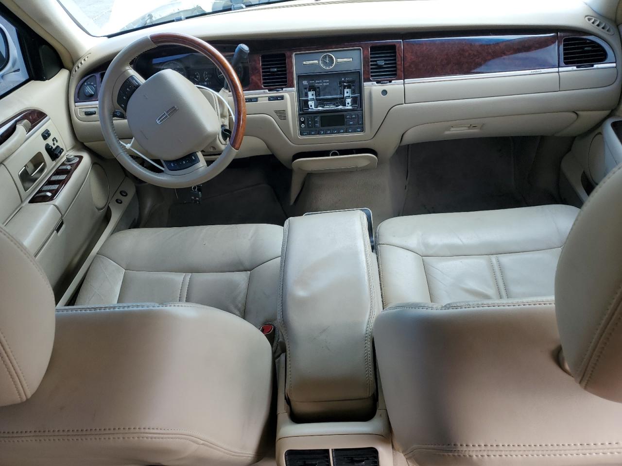 2010 Lincoln Town Car Signature Limited VIN: 2LNBL8CV3AX751758 Lot: 65819835