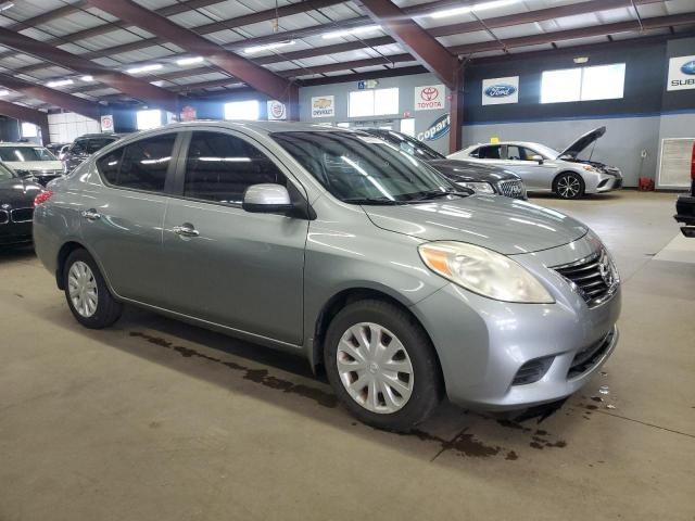 Sedans NISSAN VERSA 2012 Srebrny