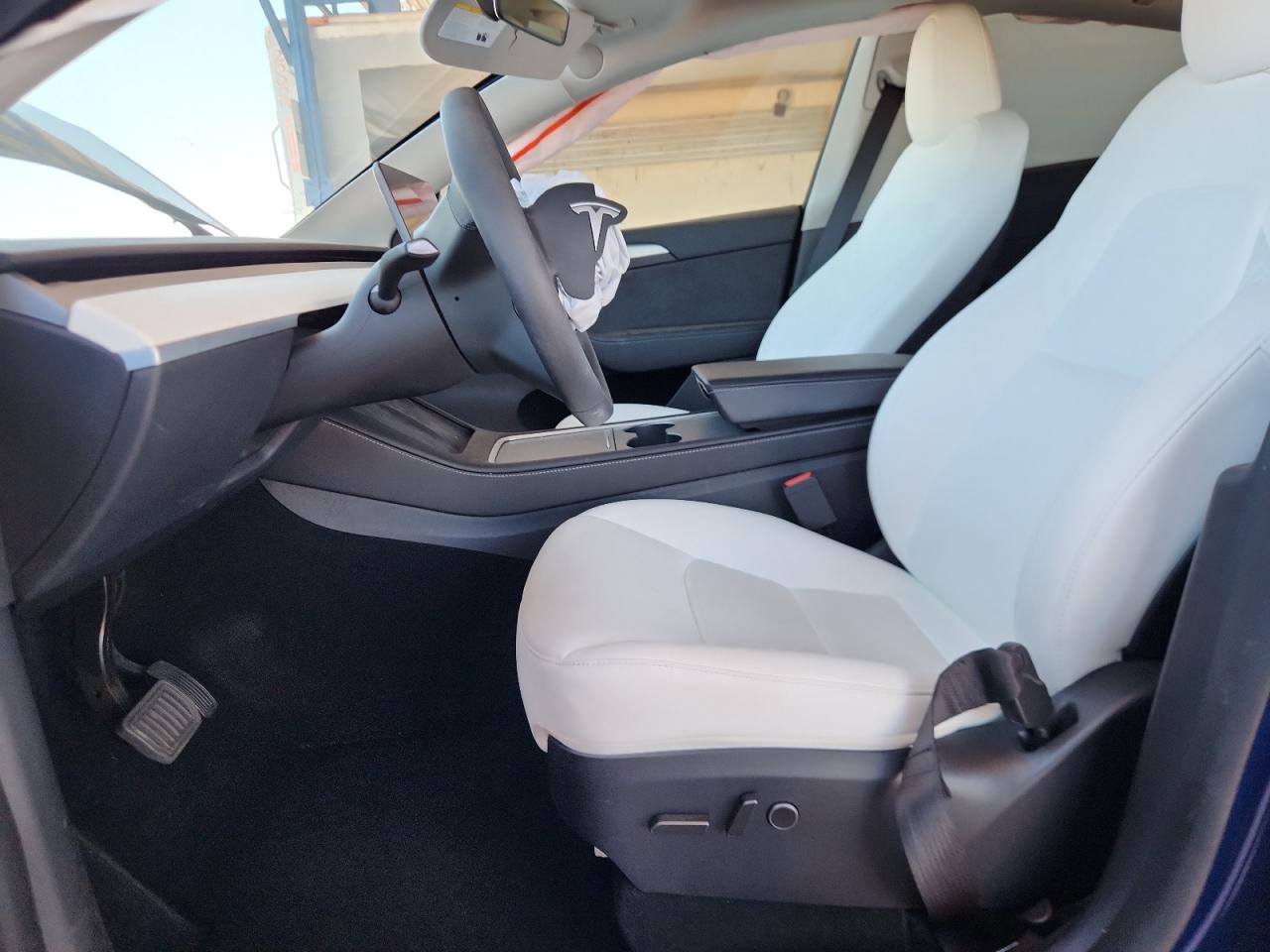 2024 Tesla Model Y VIN: 7SAYGDEEXRF154968 Lot: 63974855