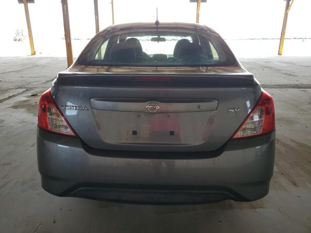  NISSAN VERSA 2018 Szary