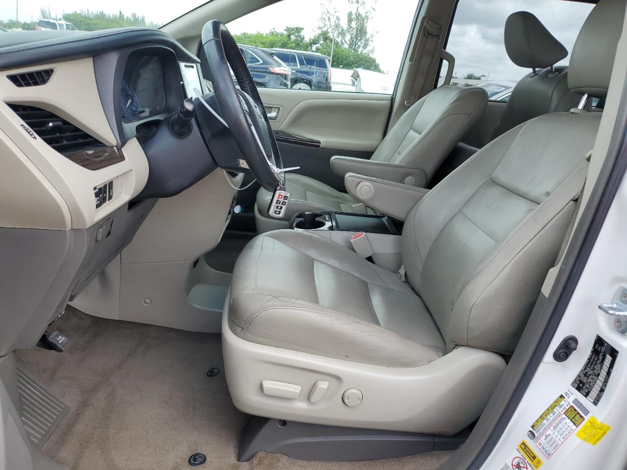 2017 Toyota Sienna Xle VIN: 5TDYZ3DC0HS782307 Lot: 65030645