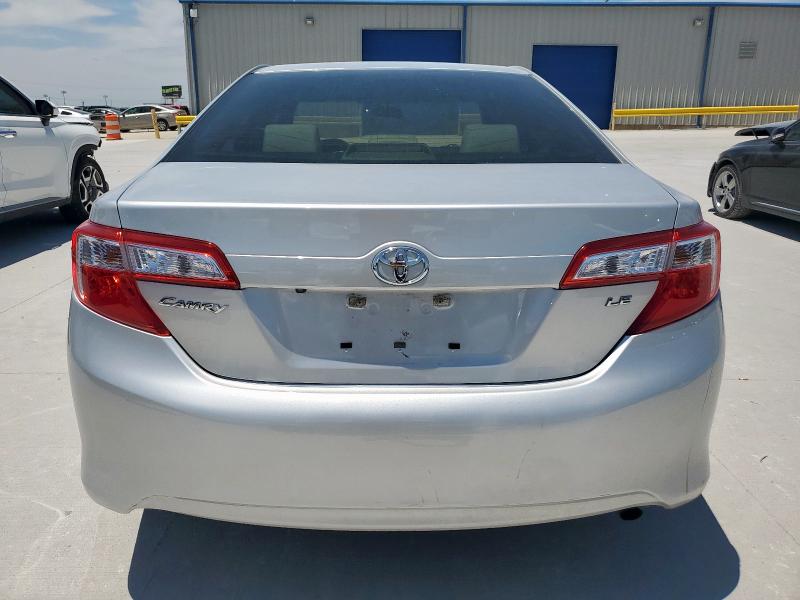 Sedans TOYOTA CAMRY 2014 Srebrny