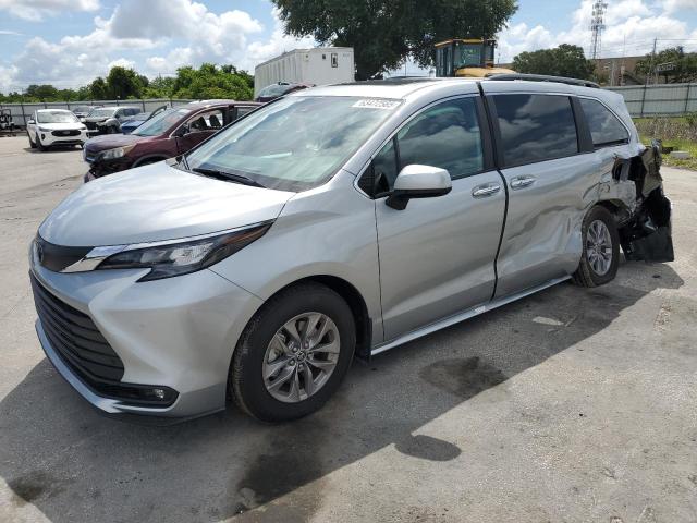 TOYOTA SIENNA XLE 2025