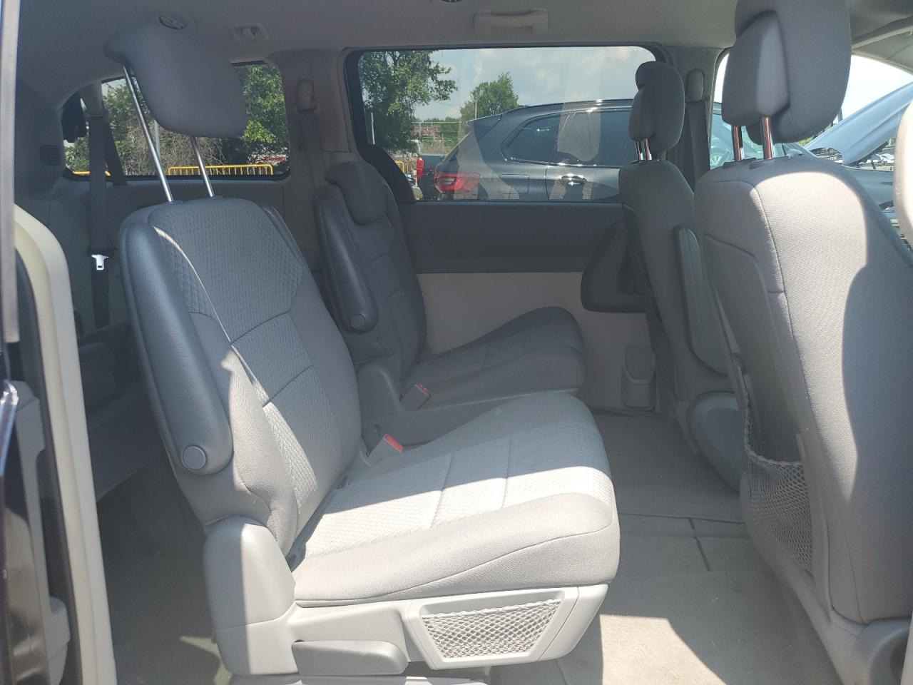 2010 Chrysler Town & Country Lx VIN: 2A4RR2D12AR463996 Lot: 64144025