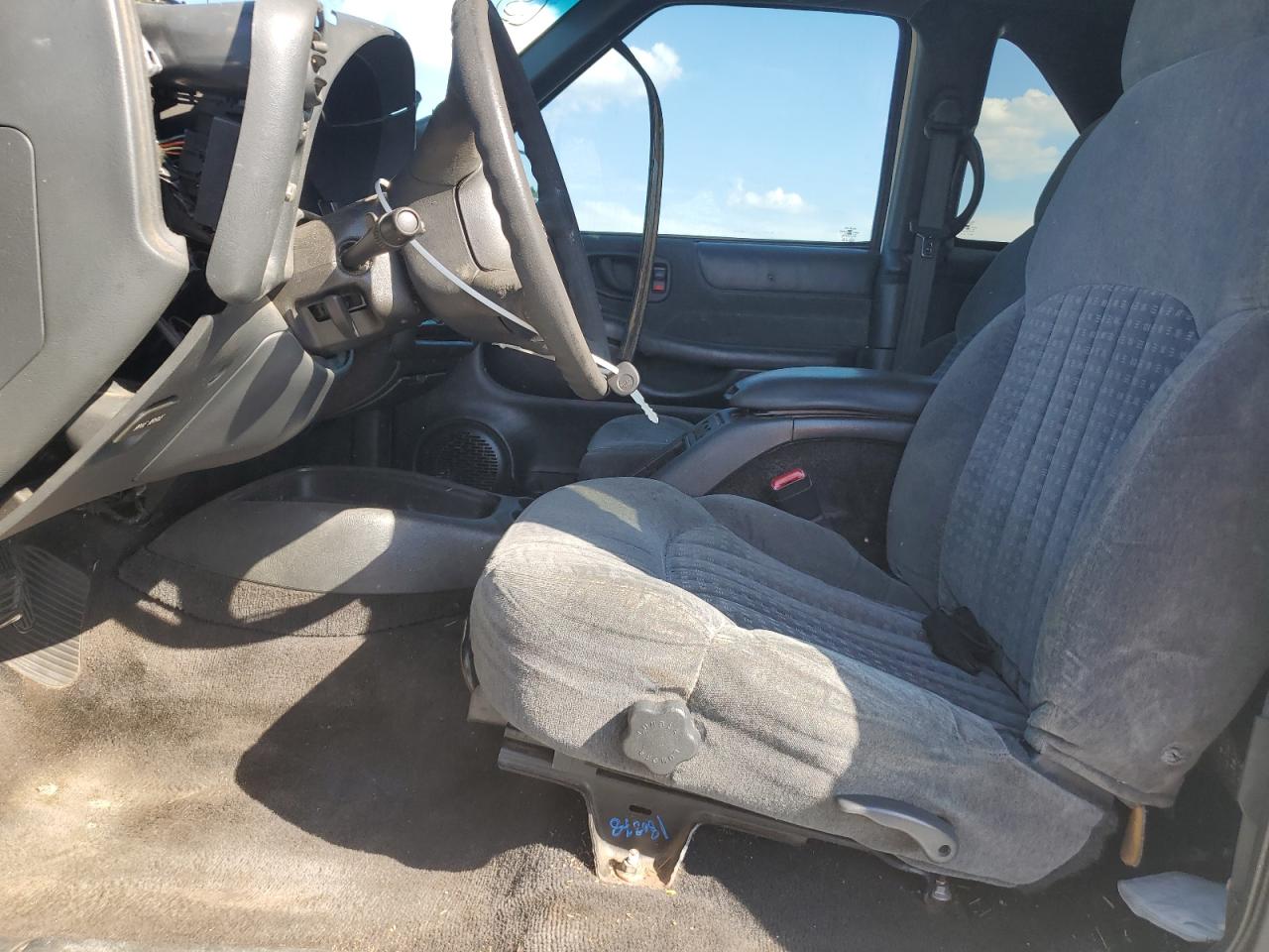 2000 Chevrolet Blazer VIN: 1GNCT18W7YK250829 Lot: 60228025