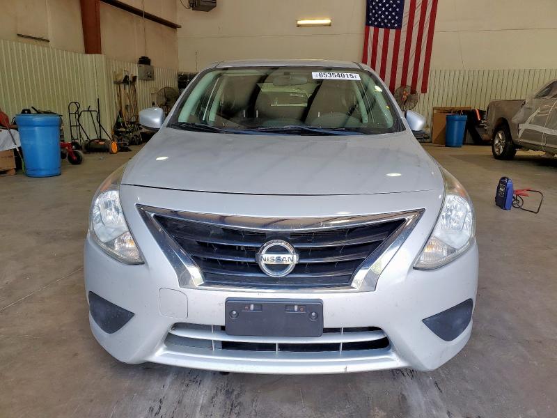  NISSAN VERSA 2018 Srebrny