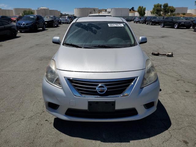 Седани NISSAN VERSA 2013 Сріблястий