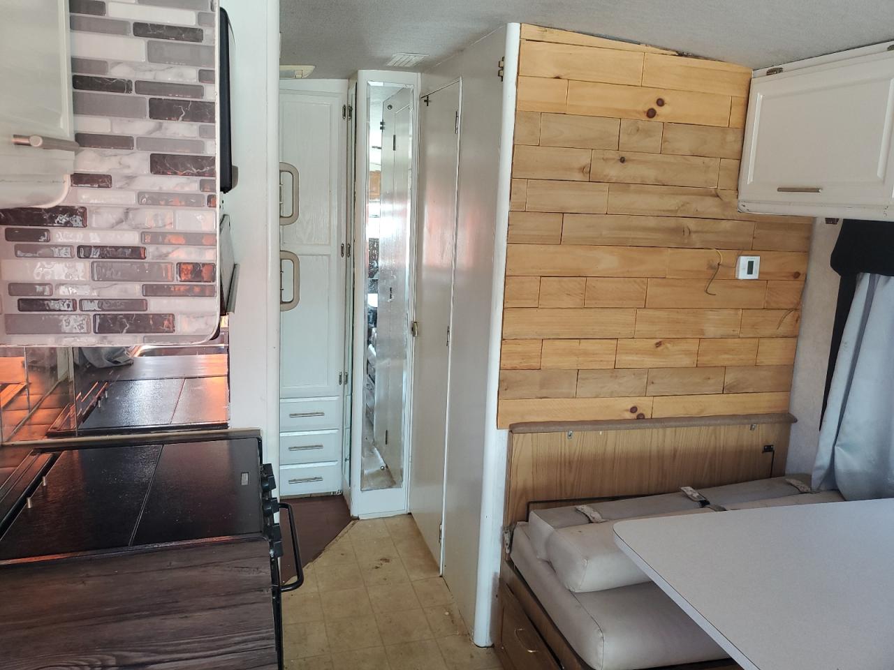 1999 Ford Fleetwood - Rvs Rv VIN: 3FCNF53S1XJA03528 Lot: 65809195