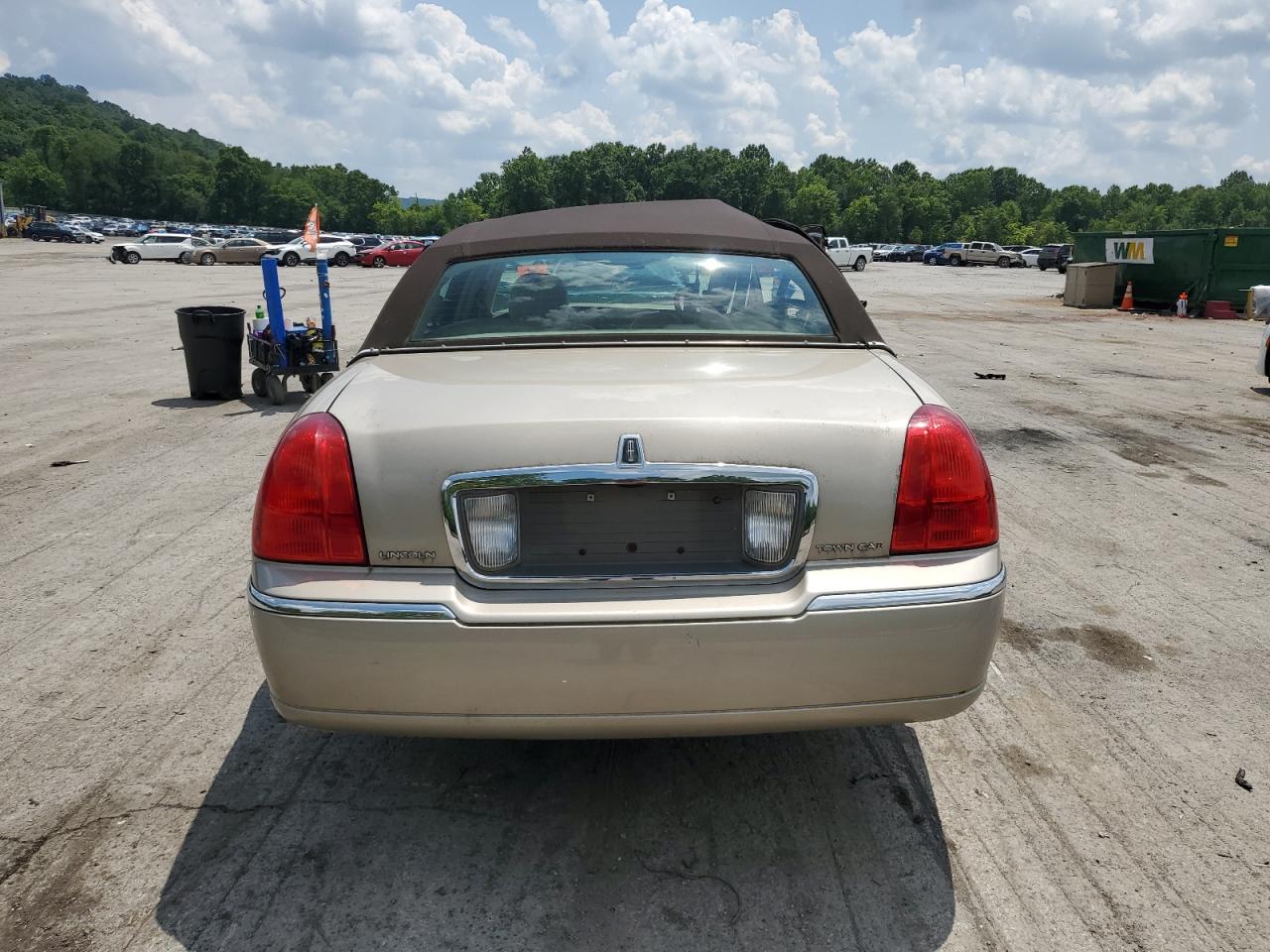 2007 Lincoln Town Car Signature VIN: 1LNHM81V57Y607860 Lot: 62859185