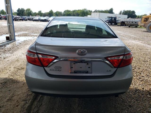Sedans TOYOTA CAMRY 2017 Srebrny