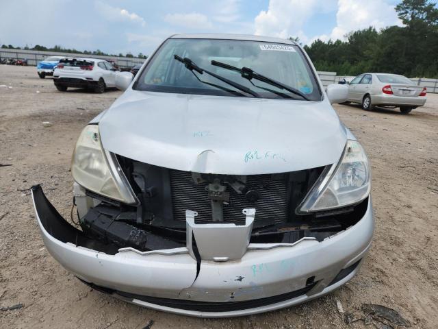 Hatchbacks NISSAN VERSA 2012 Srebrny