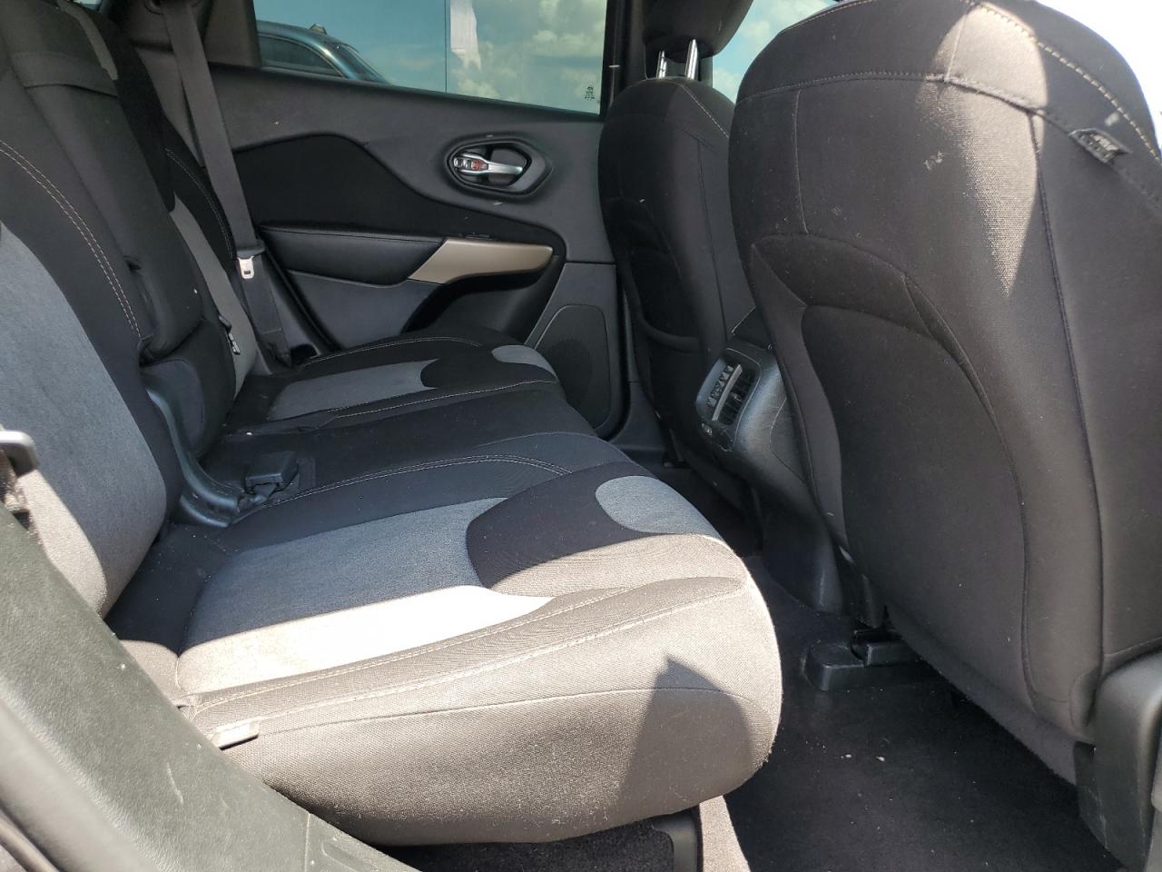 2018 Jeep Cherokee Latitude VIN: 1C4PJLCB7JD557346 Lot: 64245175