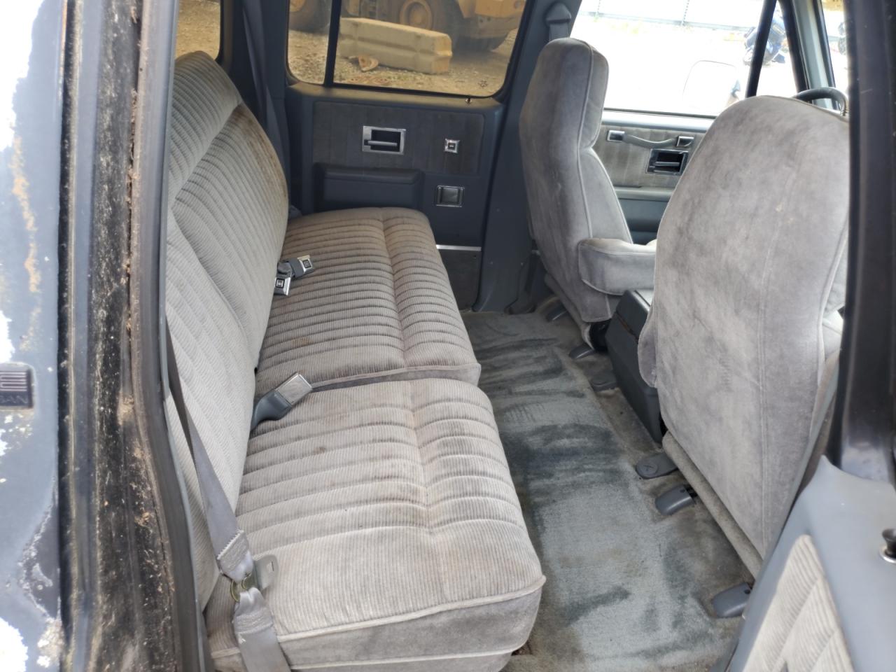 1989 GMC Suburban V15 Conventional VIN: 1GKEV16K7KF522490 Lot: 63555475