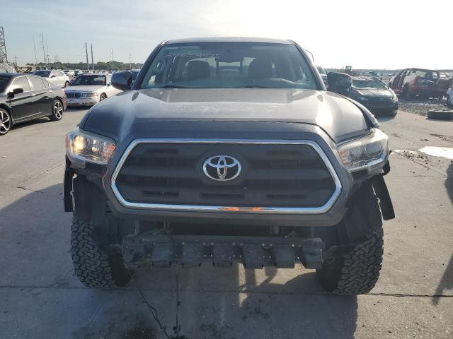 Pickups TOYOTA TACOMA 2017 Szary