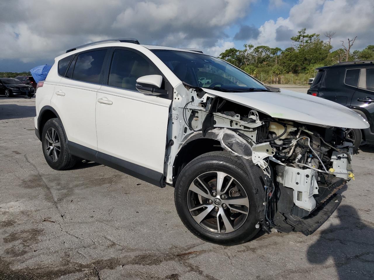 2017 Toyota Rav4 Xle VIN: JTMWFREV6HD096318 Lot: 64978225