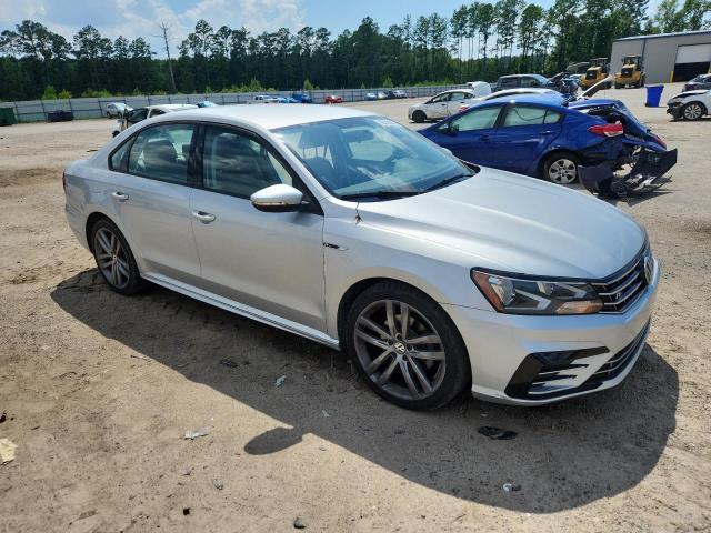  VOLKSWAGEN PASSAT 2018 Серебристый