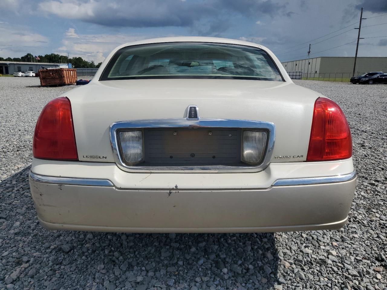 2004 Lincoln Town Car Executive VIN: 1LNHM81W04Y660213 Lot: 63283005