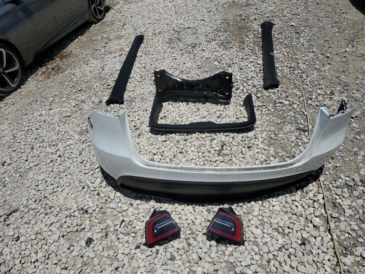 2023 Tesla Model Y VIN: 7SAYGDEEXPA099335 Lot: 65756375