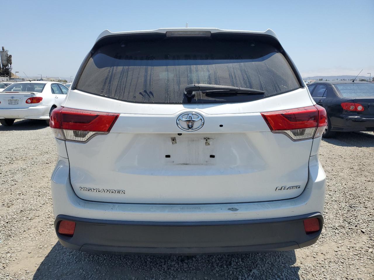 2018 Toyota Highlander Le VIN: 5TDBZRFH2JS861064 Lot: 65033125