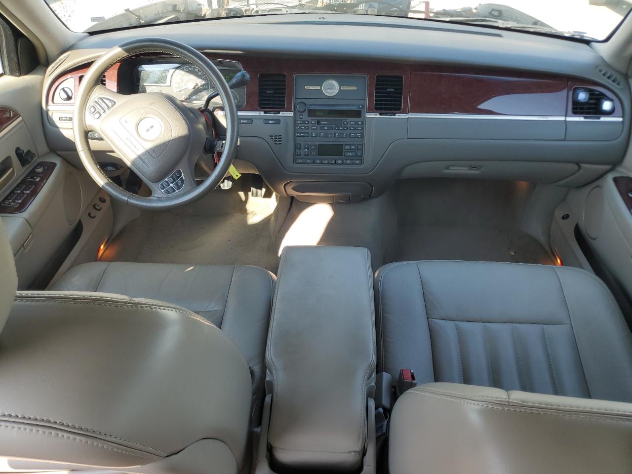 2004 Lincoln Town Car Executive VIN: 1LNHM81W94Y680797 Lot: 64132755