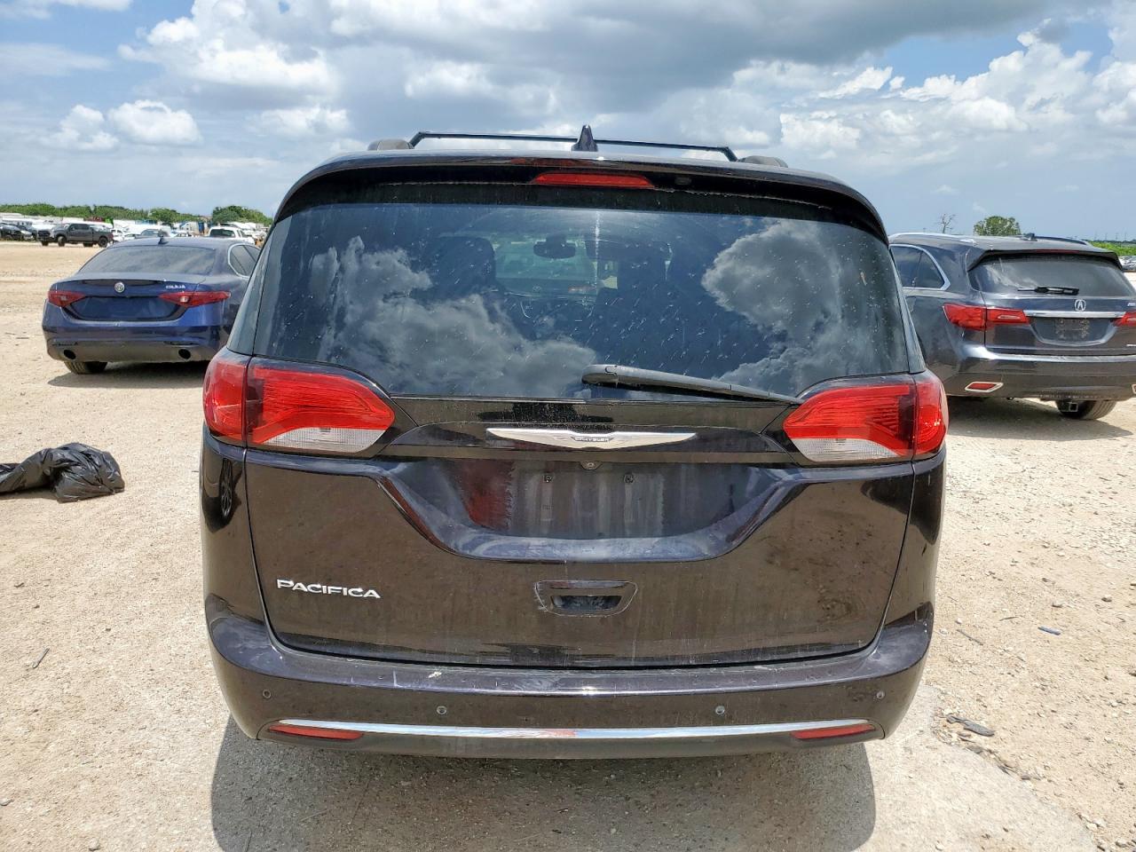 2017 Chrysler Pacifica Touring L VIN: 2C4RC1BGXHR784817 Lot: 64110635