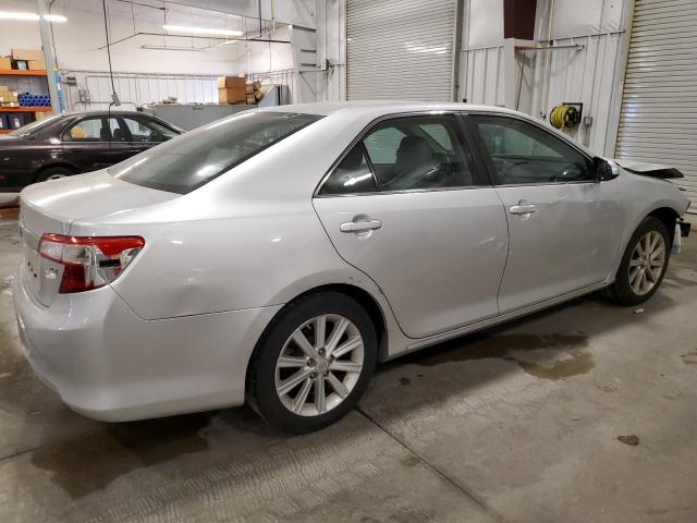 Sedans TOYOTA CAMRY 2012 Srebrny