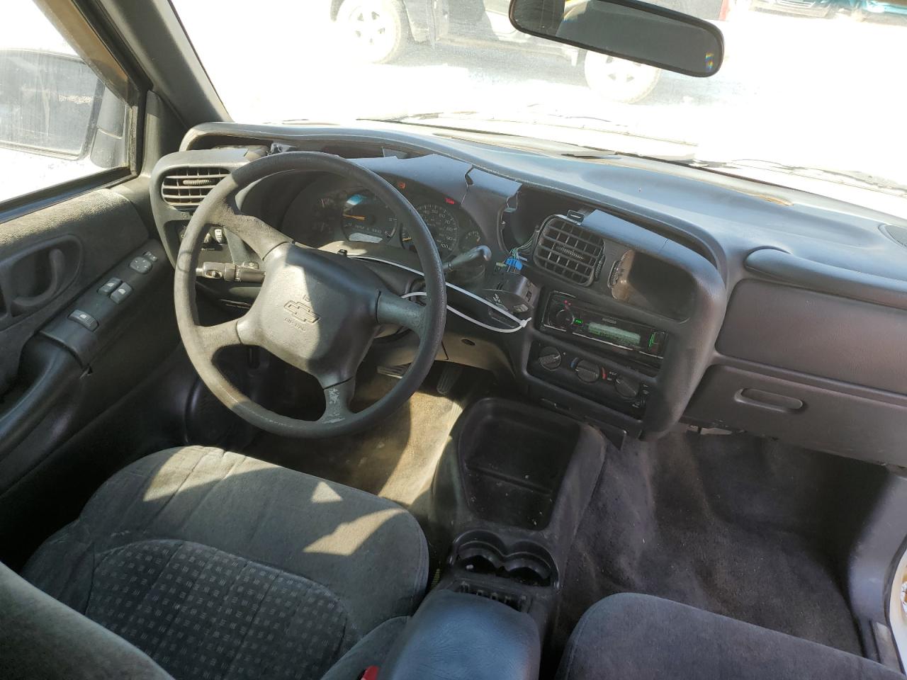 2000 Chevrolet Blazer VIN: 1GNCT18W7YK250829 Lot: 60228025