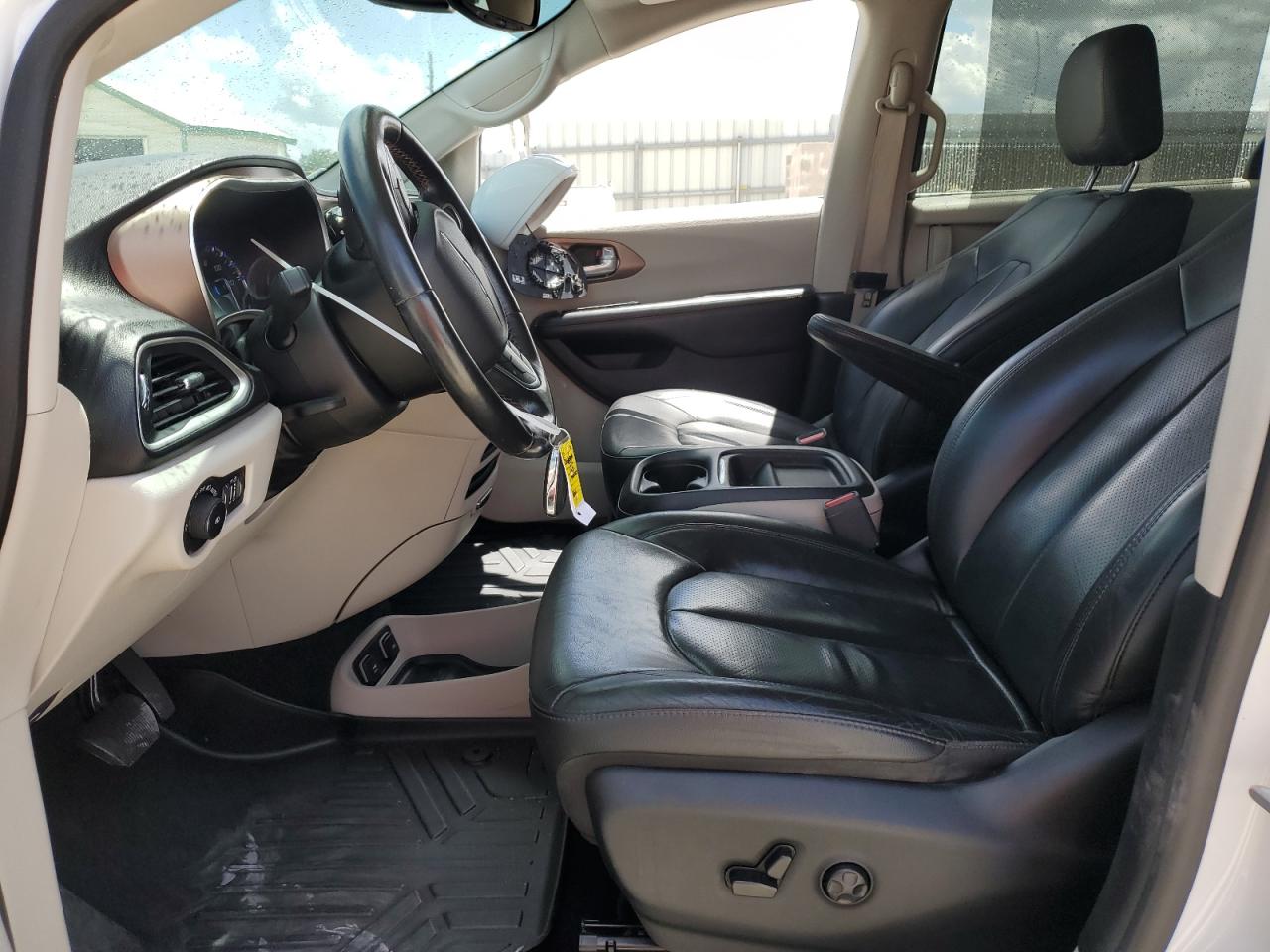 2019 Chrysler Pacifica - Image 7