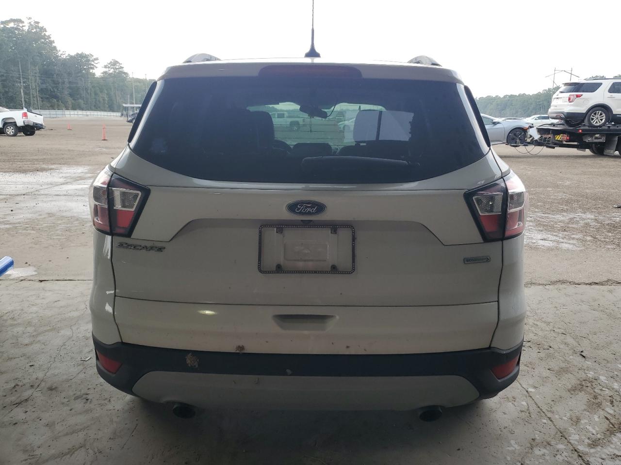 1FMCU0HD8JUC44798 2018 Ford Escape Sel