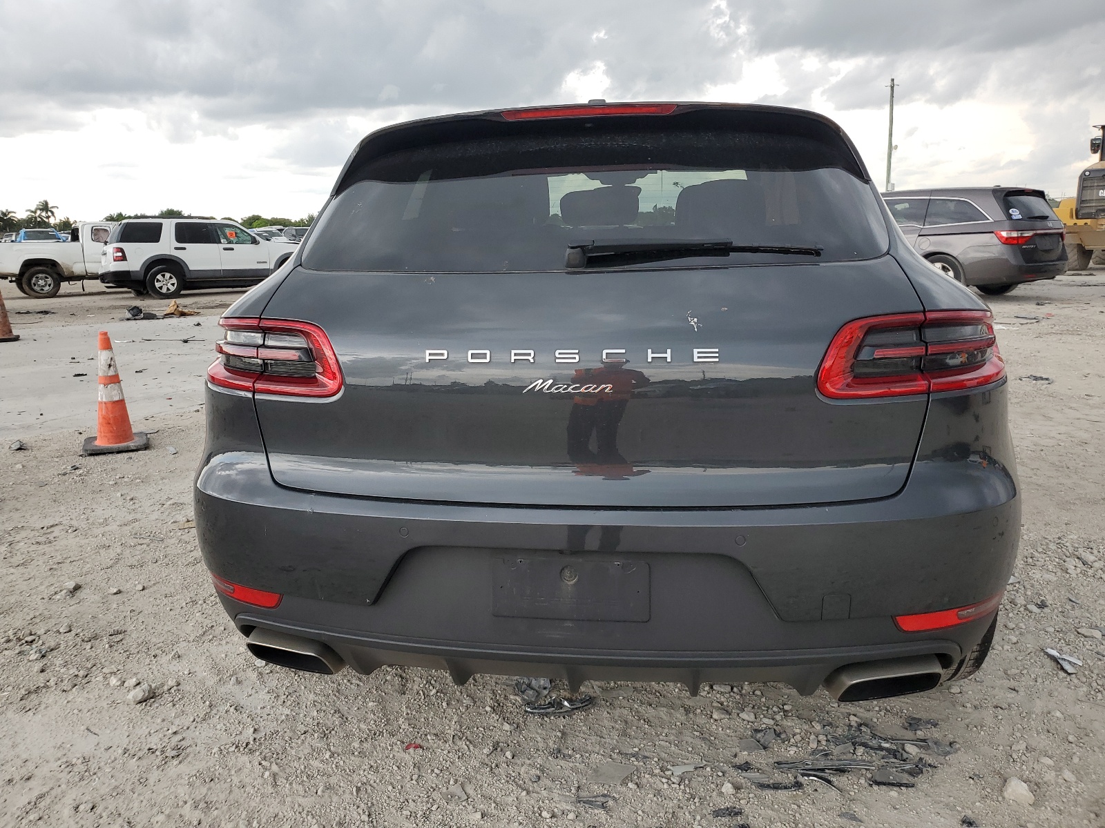 WP1AA2A59JLB11300 2018 Porsche Macan