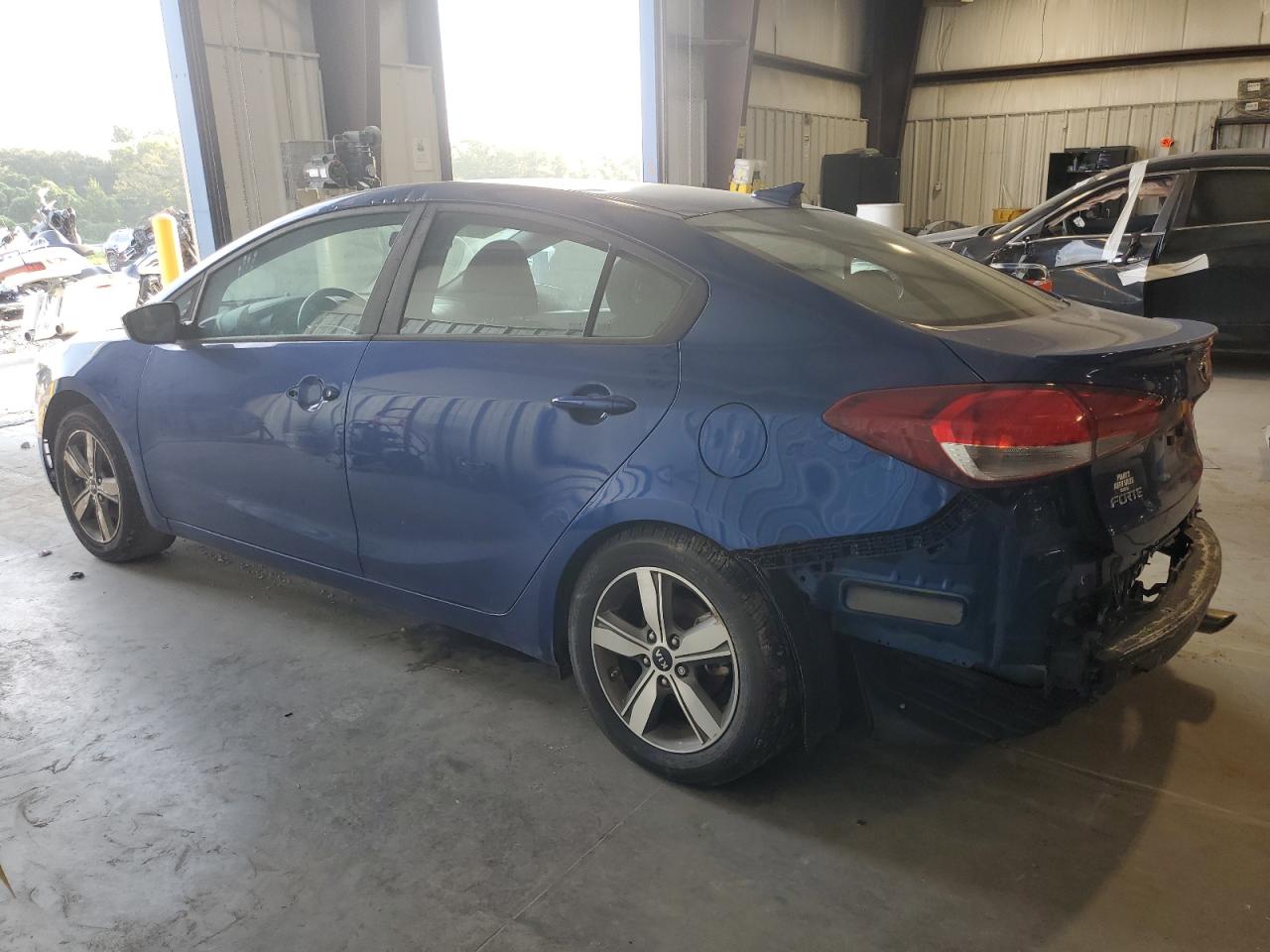 3KPFL4A7XJE263318 2018 KIA FORTE - Image 2