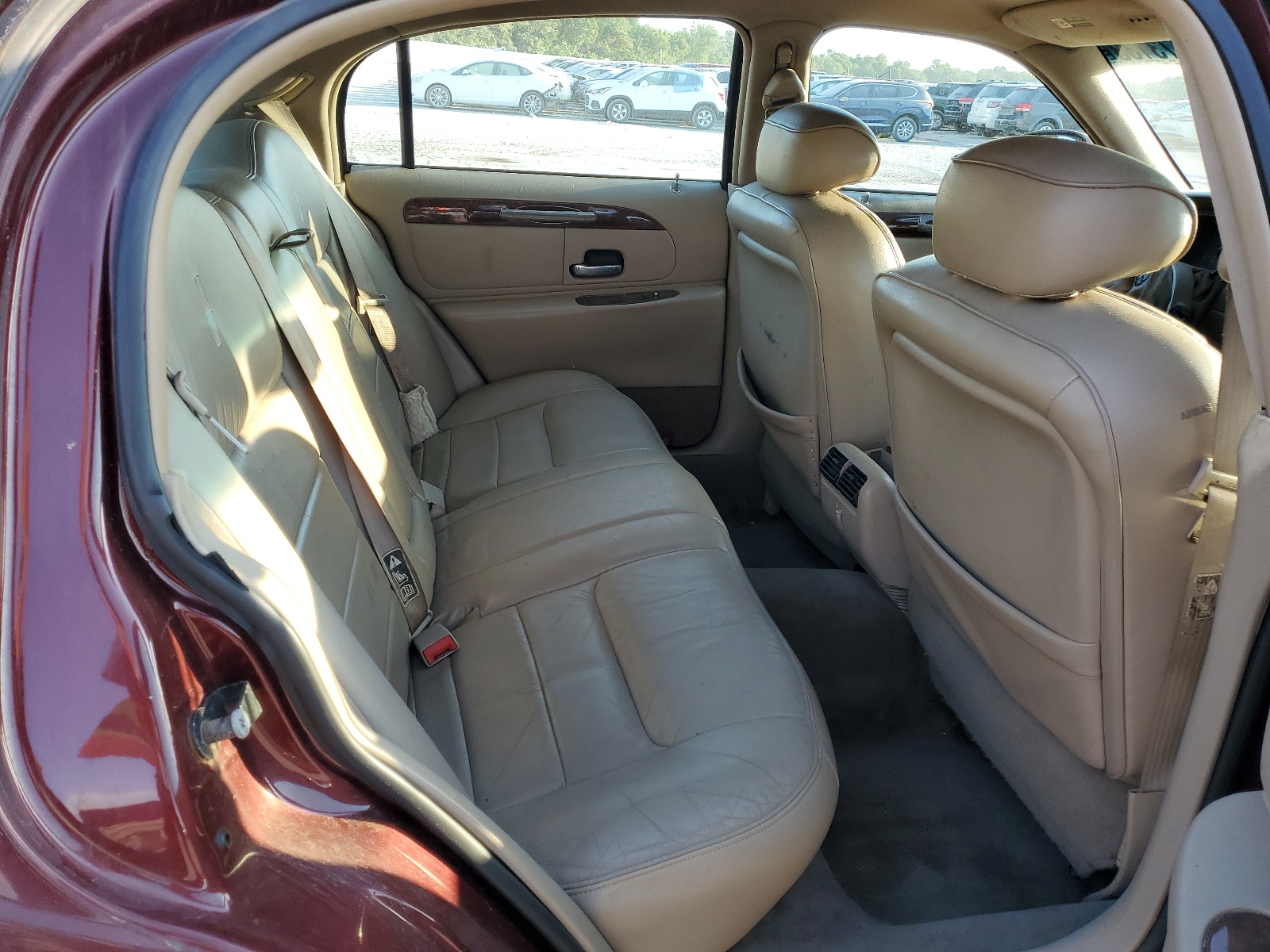 1LNHM82W61Y739282 2001 Lincoln Town Car Signature