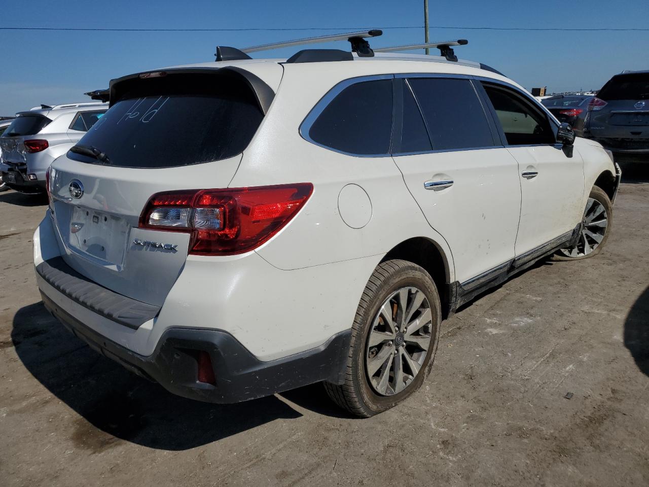 4S4BSATC2K3335241 2019 Subaru Outback Touring