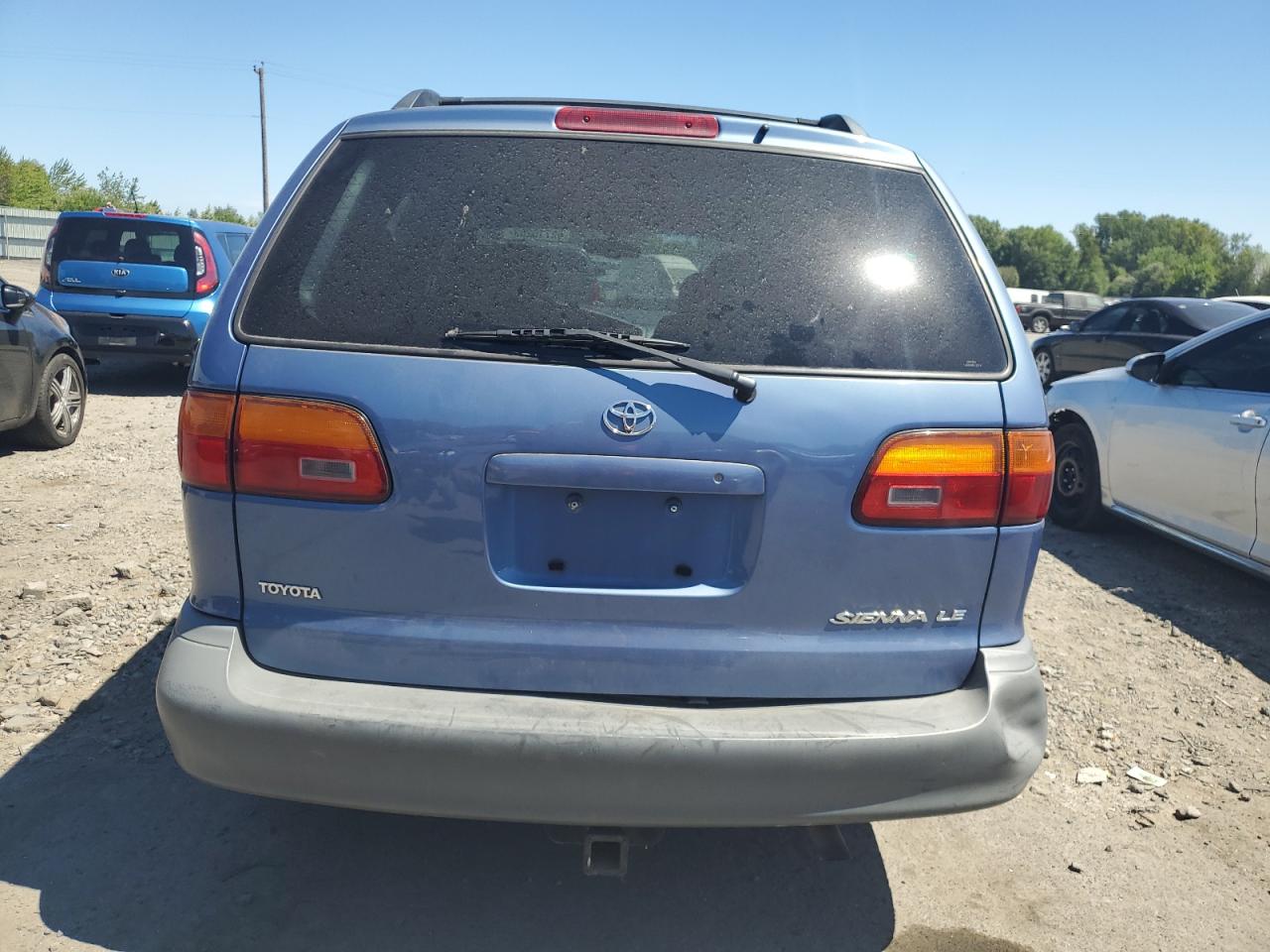 2000 Toyota Sienna Le VIN: 4T3ZF13C8YU296717 Lot: 62715203