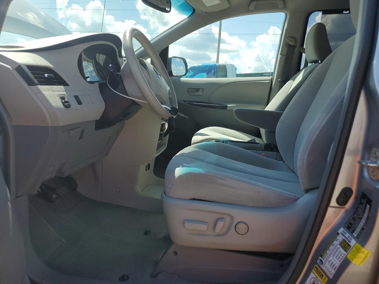 2013 Toyota Sienna - Image 7
