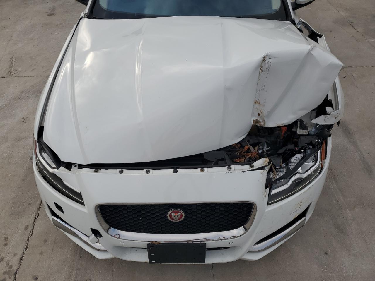 SAJBJ4BV8HCY31084 2017 Jaguar Xf Premium