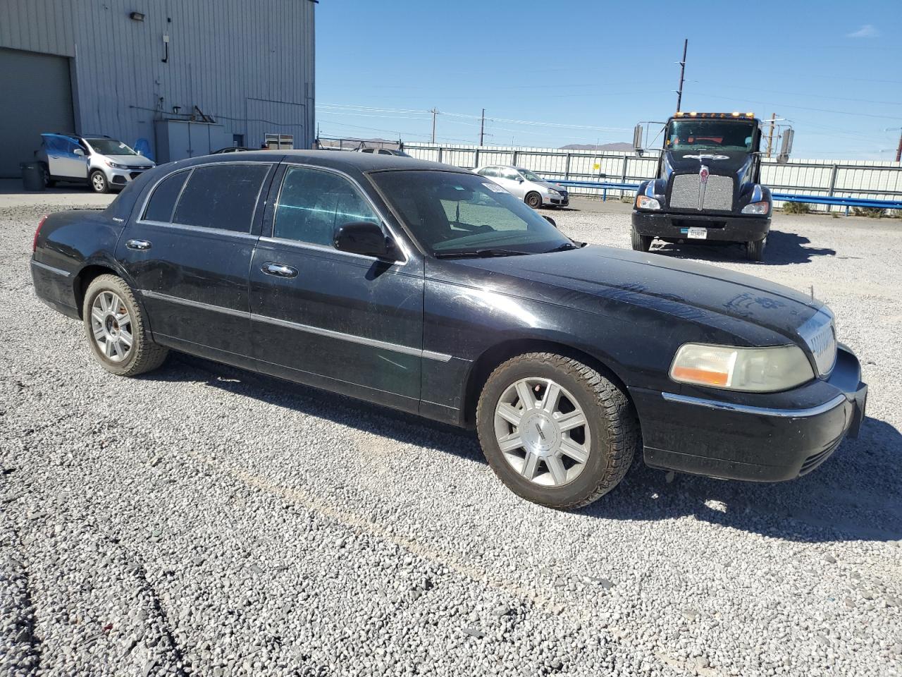 2011 Lincoln Town Car - Image 4