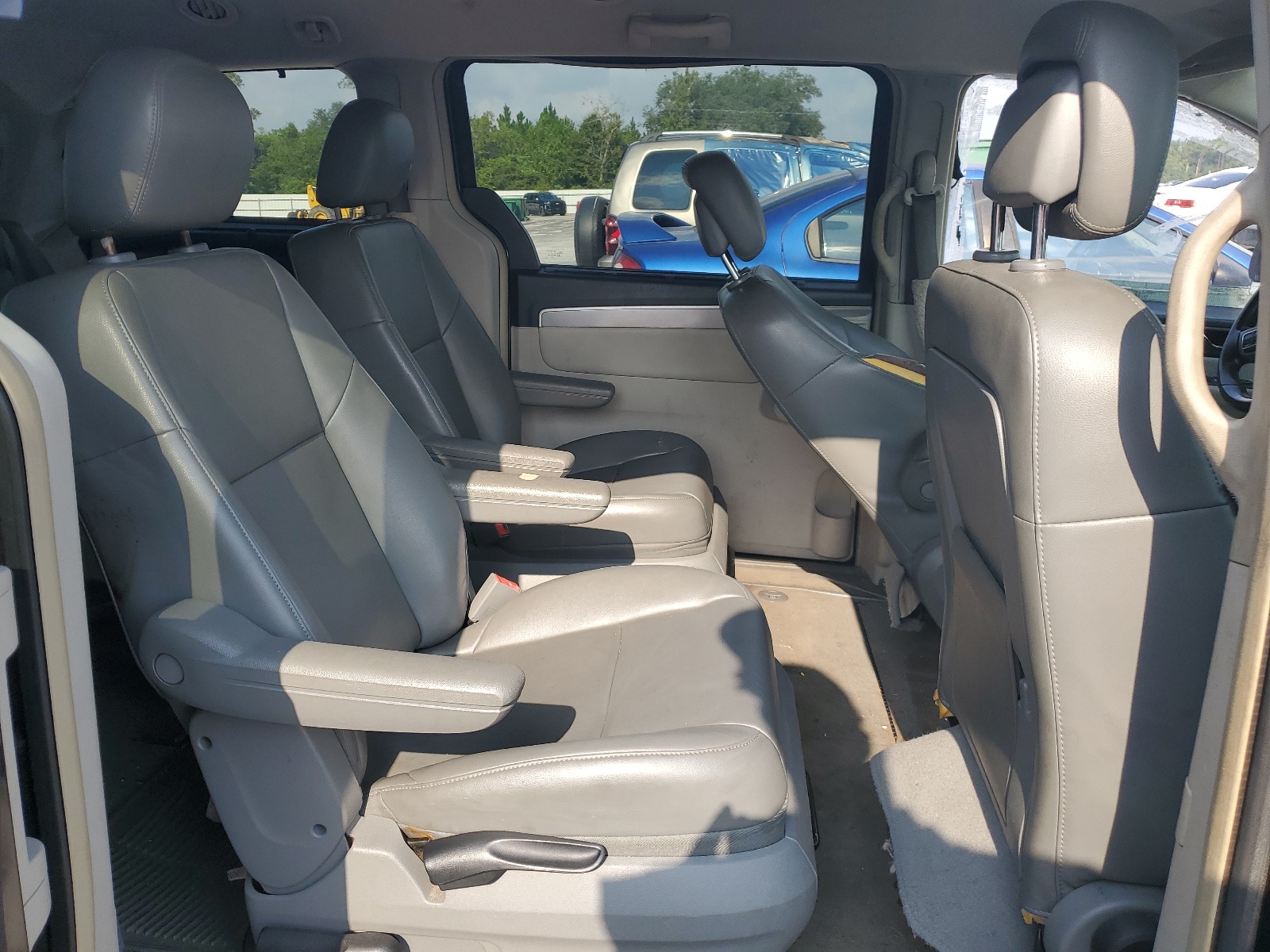 2V4RW3DG3BR695622 2011 Volkswagen Routan Se