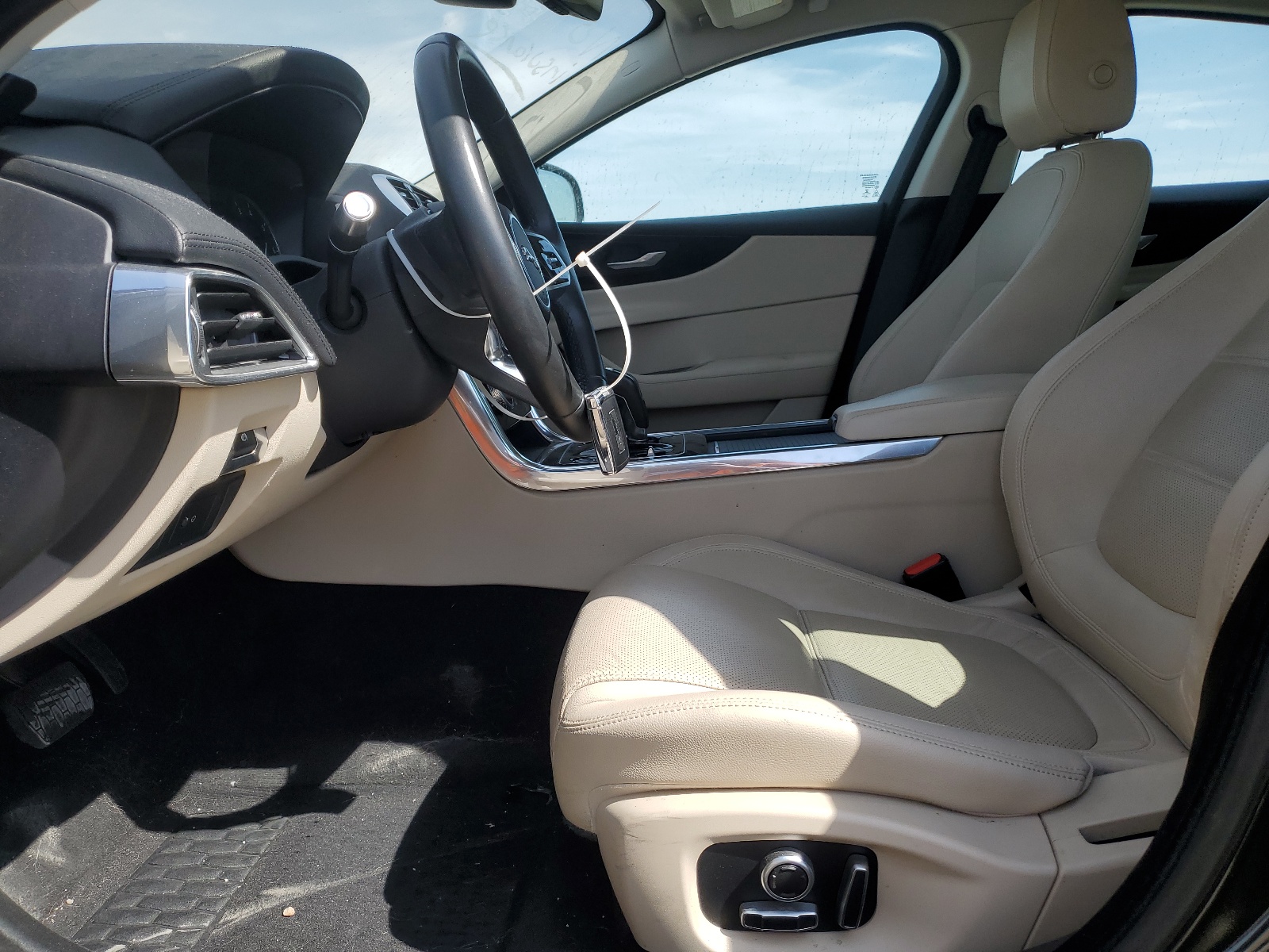 SAJAE4FX4LCP64004 2020 Jaguar Xe S