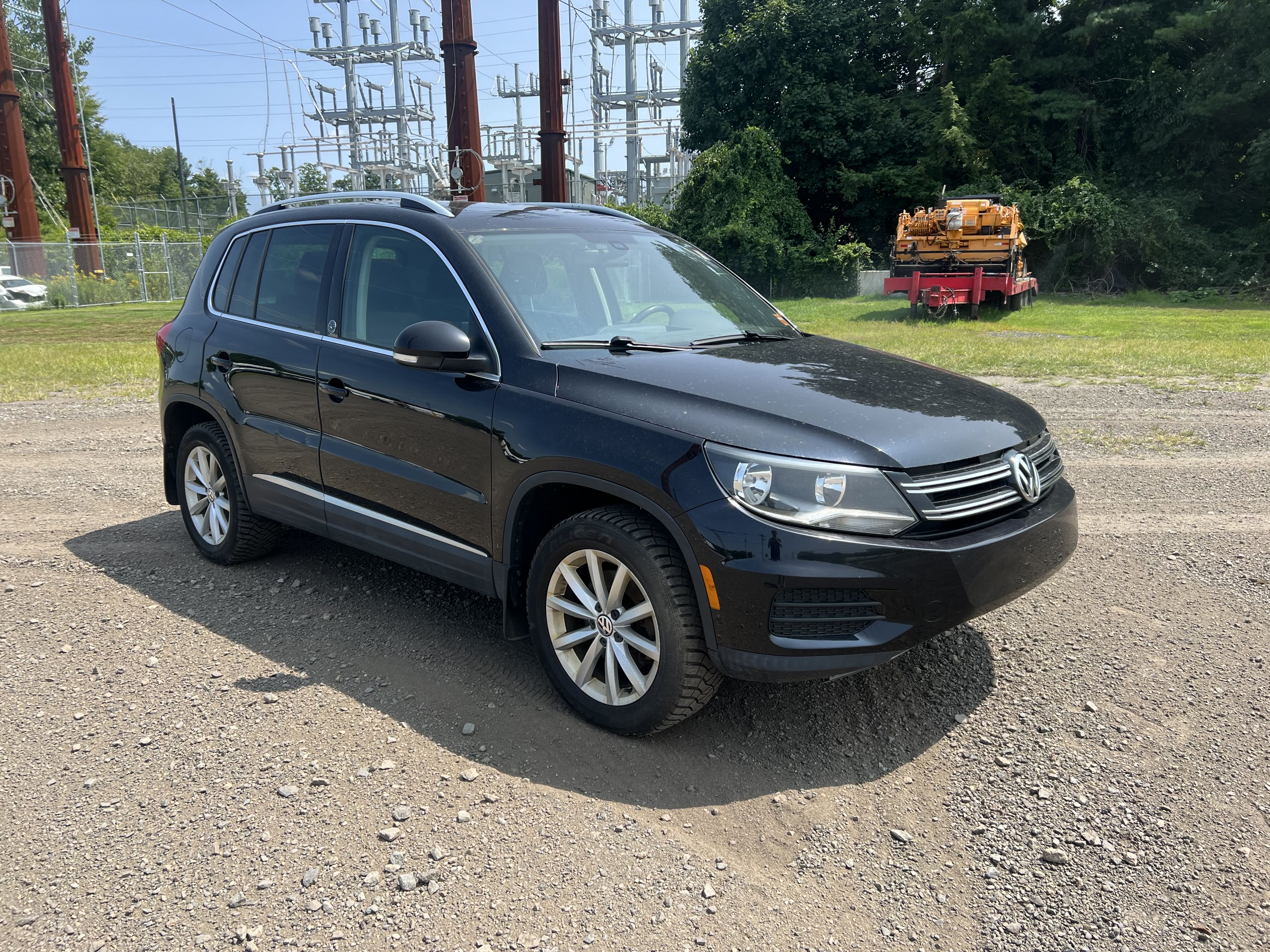 2017 Volkswagen Tiguan Wolfsburg vin: WVGSV7AX9HK019995