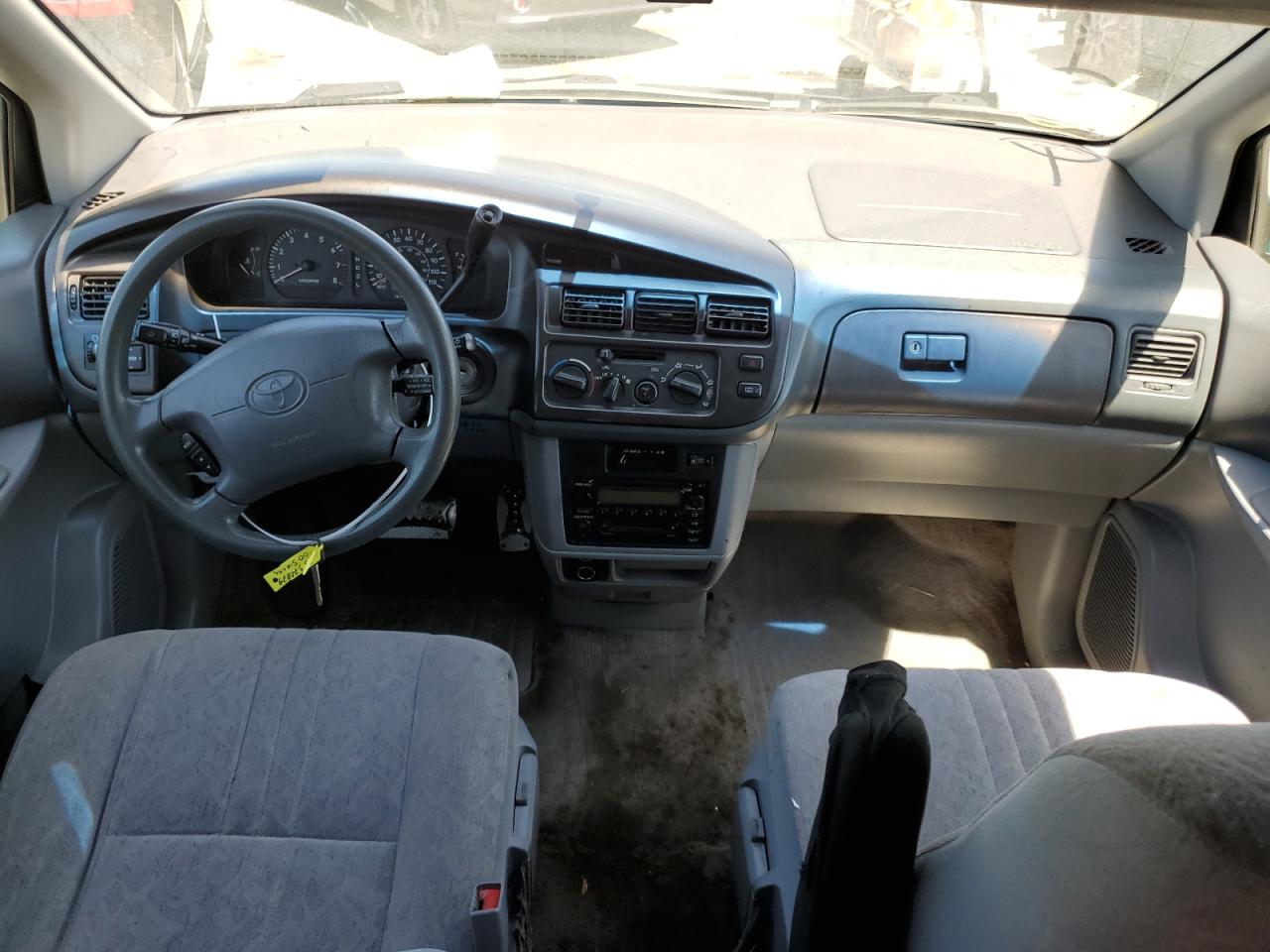 2000 Toyota Sienna Le VIN: 4T3ZF13C2YU317030 Lot: 65372874