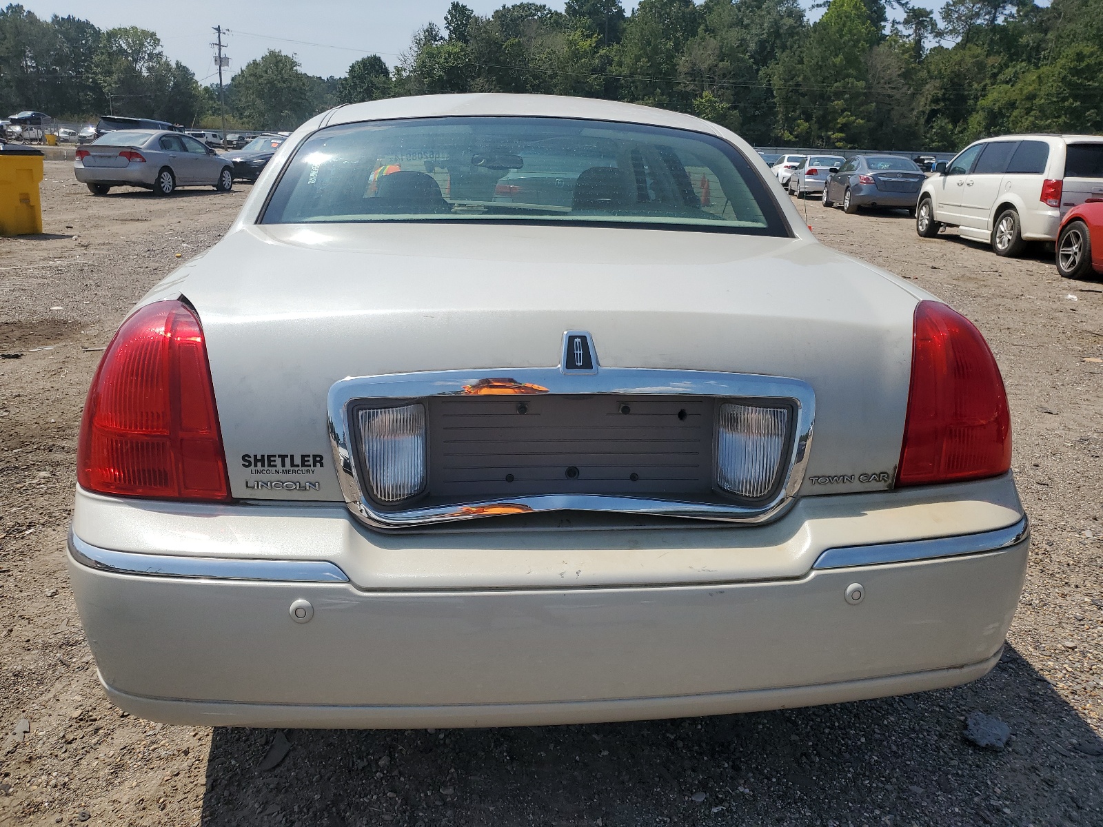 1LNHM82W05Y670983 2005 Lincoln Town Car Signature Limited