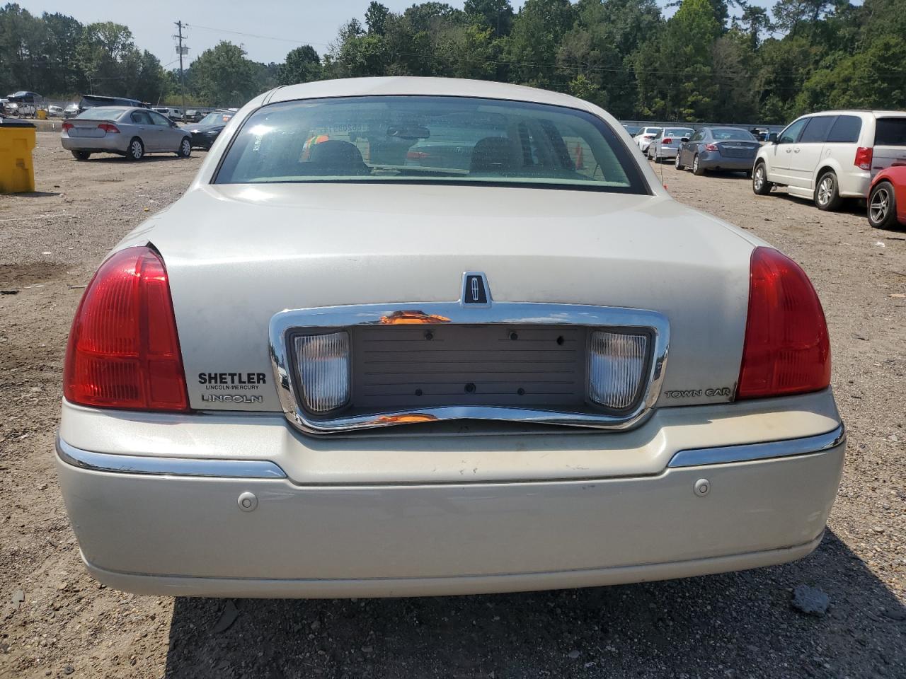 2005 Lincoln Town Car Signature Limited VIN: 1LNHM82W05Y670983 Lot: 66208914