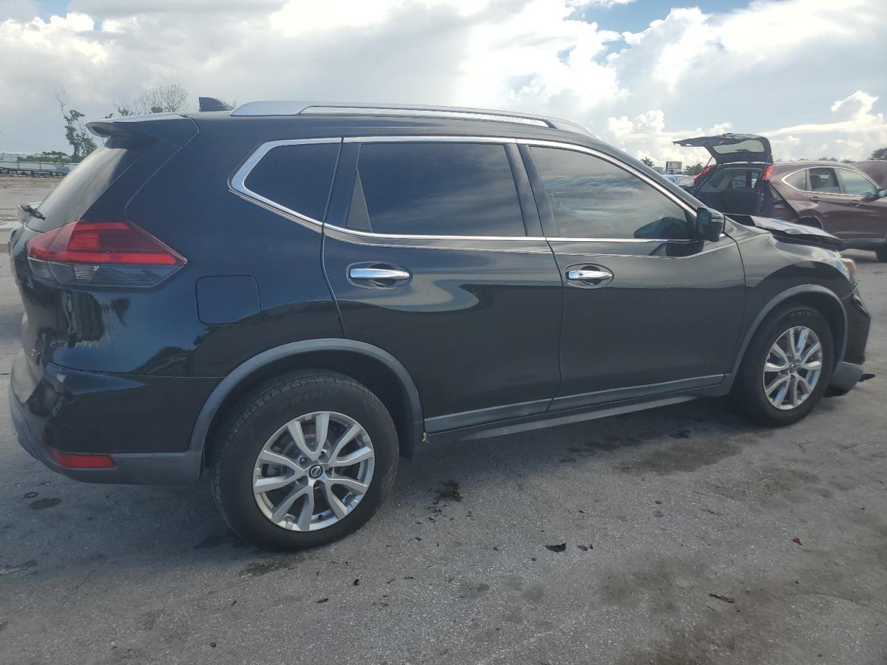 2017 Nissan Rogue - Image 3