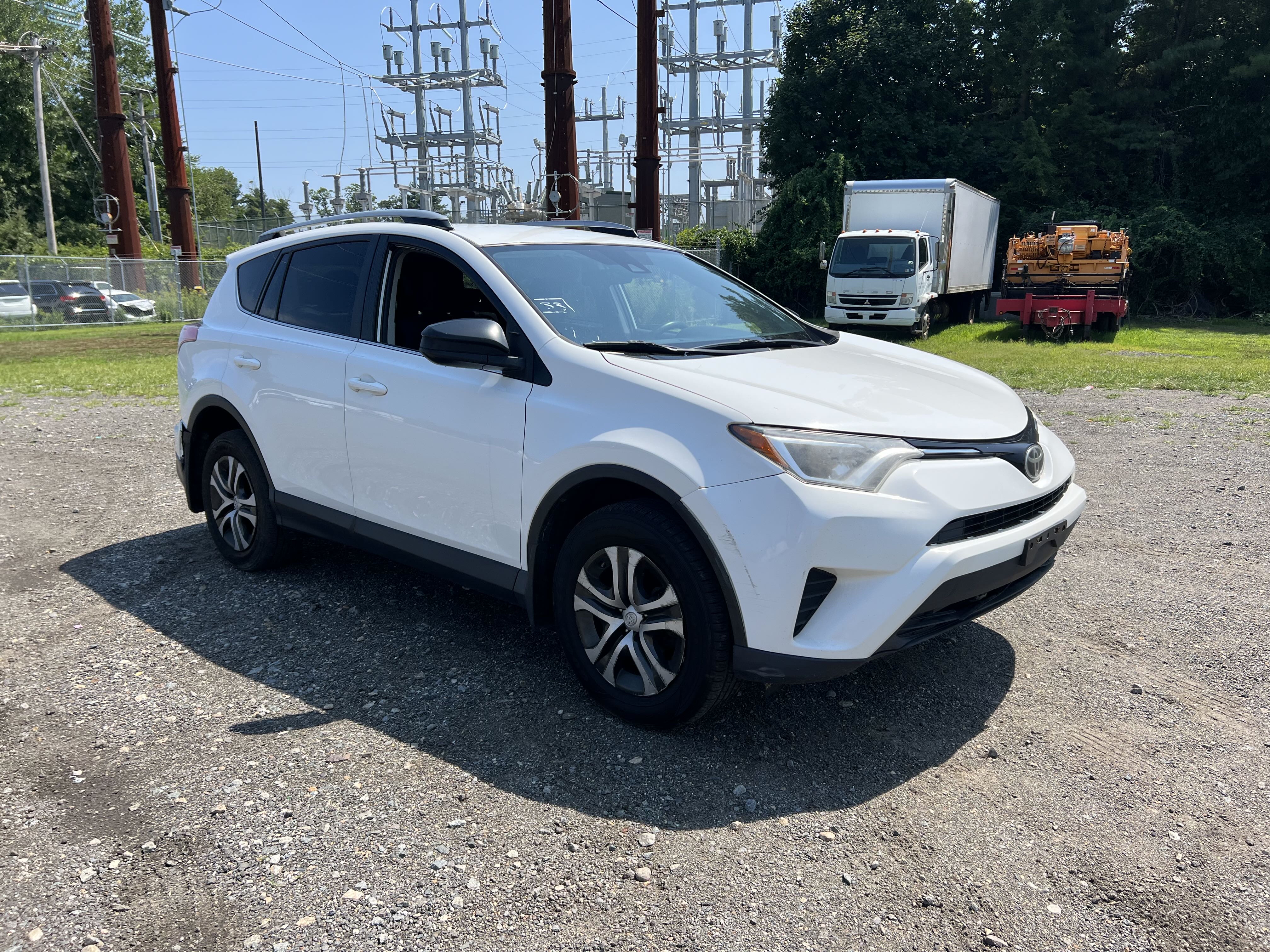 2017 Toyota Rav4 Le vin: JTMBFREV5HJ146898